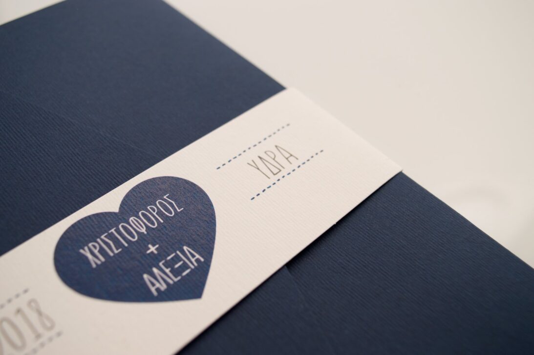 Προσκλητήριο Γάμου: Λεπτομέρεια Pocket folder γραμμωτό ναυτικό μπλε και Φάσα γραμμωτή υπόλευκη με εκτύπωση μελάνι ναυτικό μπλε ονόματα_Κωδικός 5917