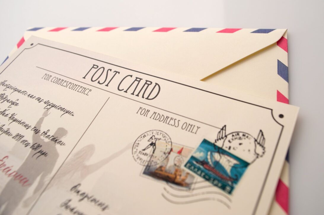 Προσκλητήριο Γάμου: Λεπτομέρεια Φάκελος κρεμ λείο αεροπορίας κόκκινο-μπλε και Κάρτα με θέμα card postal_Κωδικός 5918