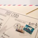Προσκλητήριο Γάμου: Λεπτομέρεια Φάκελος κρεμ λείο αεροπορίας κόκκινο-μπλε και Κάρτα με θέμα card postal_Κωδικός 5918