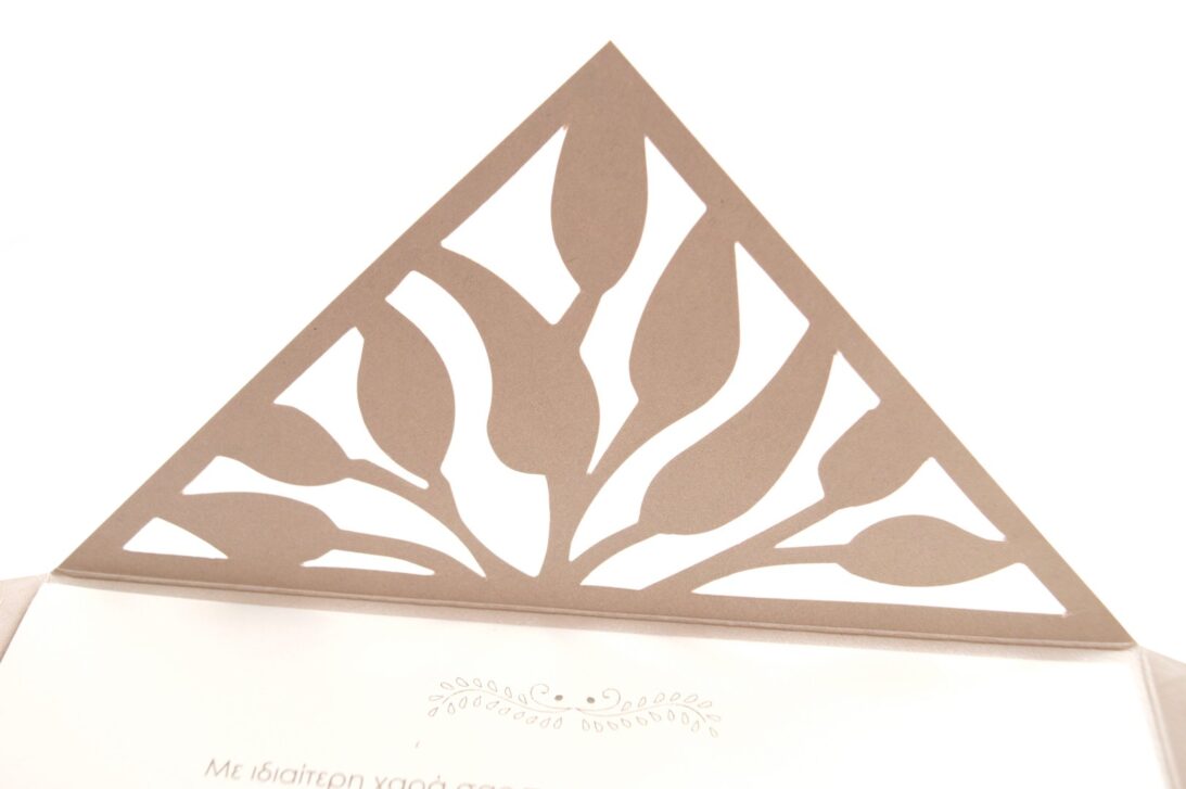 Λεπτομέρεια Προσκλητήριο Γάμου: Φάκελος τρυπητός Lasercut σε χαρτί λείο μεταλλιζέ άμμου_Κωδικός 5920