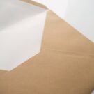 Προσκλητήριο Γάμου: Λεπτομέρεια Φάκελος φόδρα σε χαρτί κραφτ (καφέ άμμου) εξωτερικά & υπόλευκο λείο εσωτερικά_Κωδικός 5921