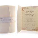 Προσκλητήριο Γάμου: Τρίπτυχο τύπου Pocket folder διάστασης 14,5x21 εκατ. σε χαρτί γκοφρέ (ανάγλυφο) γραμμωτό ιβουάρ 250 γραμ. με εκτύπωση μελάνι σε παλ αποχρώσεις και γκρι και θέμα λουλούδια (α) Φάσα σε χαρτί γκοφρέ (ανάγλυφο) γραμμωτό ιβουάρ 250 γραμ. με εκτύπωση μελάνι τα ονόματα και θέμα λουλούδια_Κωδικός 5933