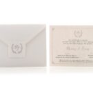 Προσκλητήριο Γάμου: Φάκελος διάστασης 13,3x18,3 εκατ. σε χαρτί γκοφρέ γραμμωτό (ανάγλυφο) υπόλευκο 160 γραμ., καρτάκι 5x5 εκατ. με μονογράμματα και θέμα στεφανάκι και Κάρτα σε χαρτί γκοφρέ γραμμωτό (ανάγλυφο) υπόλευκο 250 γραμ. με εκτύπωση σε μελάνι γκρι και πούρου με λεπτομέρεια στεφανάκι_Κωδικός 5936