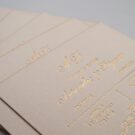 Προσκλητήριο Γάμου: Λεπτομέρεια Εκτύπωση Letterpress σε χρυσό χρώμα σε χαρτί βαμβακερό υπόλευκο_Κωδικός 5961