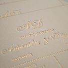 Προσκλητήριο Γάμου: Λεπτομέρεια Εκτύπωση Letterpress σε χρυσό χρώμα σε χαρτί βαμβακερό υπόλευκο_Κωδικός 5940