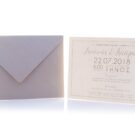 Προσκλητήριο Γάμου: Φάκελος διάστασης 16x22 εκατ. σε χαρτί λείο μεταλλιζέ (περλέ) άμμου 120 γραμ. και Κάρτα σε χαρτί λείο μεταλλιζέ (περλέ) υπόλευκο 250 γραμ. με εκτύπωση μελάνι γκρι και πούρου_Κωδικός 5946