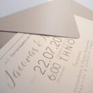 Προσκλητήριο Γάμου: Λεπτομέρεια Φάκελος μεταλλιζέ άμμου και Κάρτα μεταλλιζέ υπόλευκο με εκτύπωση μελάνι γκρι και άμμου_Κωδικός 5946