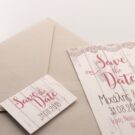 Προσκλητήριο Γάμου: Λεπτομέρεια Φάκελος γραμμωτός γκρι, καρτάκι με εκτύπωση σάπιο μήλο, Κάρτα υπόλευκη γραμμωτή με εκτύπωση μελάνι σε χρώμα φουντουκί, σάπιο μήλο_Κωδικός 5949