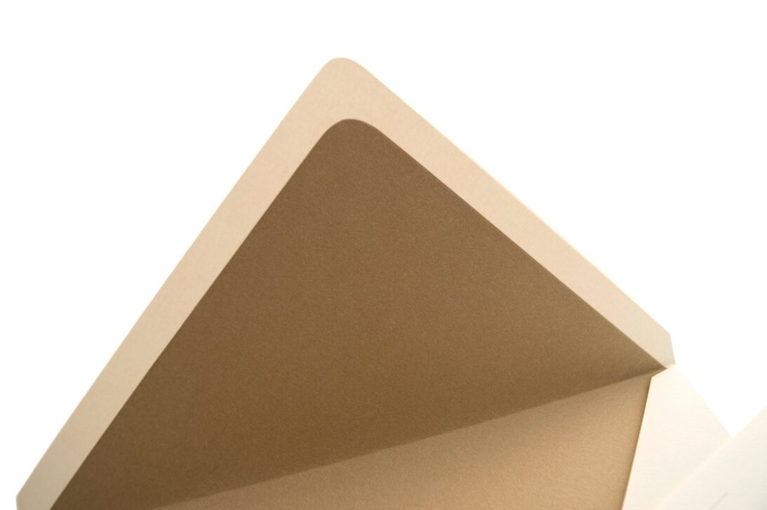 Προσκλητήριο Γάμου: Λεπτομέρεια Φάκελος φόδρα σε χαρτί γκοφρέ γραμμωτό ιβουάρ υπόλευκο & κραφτ (καφέ άμμου) οικολογικό με άγρια υφή_Κωδικός 5950