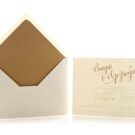 Προσκλητήριο Γάμου: Φάκελος 310 γραμ. με εσωτερική επένδυση φόδρας διάστασης 16x22 εκατ. σε χαρτί γκοφρέ γραμμωτό (ανάγλυφο) ζαχαρί εξωτερικά & χαρτί κραφτ (καφέ άμμου) εσωτερικά και Κάρτα σε χαρτί γκοφρέ γραμμωτό (ανάγλυφο) ζαχαρί 250 γραμ. με εκτύπωση μελάνι σε χρώμα ανοικτό καφέ_Κωδικός 5950