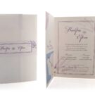 Προσκλητήριο Γάμου: Τρίπτυχο τύπου Pocket folder διάστασης 14,5x21 εκατ. σε χαρτί γκοφρέ (ανάγλυφο) γραμμωτό υπόλευκο 250 γραμ. με εκτύπωση μελάνι σε χρώματα λιλά και θέμα λεβάντα και Φάσα σε χαρτί γκοφρέ (ανάγλυφο) γραμμωτό υπόλευκο 250 γραμ. με εκτύπωση μελάνι τα ονόματα και θέμα λεβάντα_Κωδικός 5951