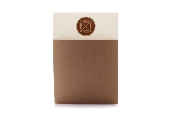 Προσκλητήριο Γάμου: Φάκελος τραβηχτός διάστασης 15x15 εκατ. σε χαρτί κραφτ 300 γραμ. και Κάρτα σε χαρτί γκοφρέ γραμμωτό (ανάγλυφο) ζαχαρί 250 γραμ. με εκτύπωση μελάνι καφέ και σάπιο μήλο και λεπτομέρεια μονογραμμάτων_Κωδικός 5954