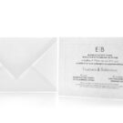 Προσκλητήριο Γάμου: Φάκελος διάστασης 16x22 εκατ. σε χαρτί γκοφρέ (ανάγλυφο) γραμμωτό υπόλευκο 160 γραμ. με μονογράμματα βαθυτυπία (letterpress) χωρίς χρώμα και Κάρτα με γκοφρέ πλαίσιο σε χαρτί γκοφρέ γραμμωτό (ανάγλυφο) υπόλευκο 250 γραμ. με εκτύπωση μελάνι μαύρο και γκρι_Κωδικός 5955