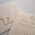 Προσκλητήριο Γάμου και Βάπτισης: Λεπτομέρεια Φάκελος μπιμπικωτός ζαχαρί, καρτάκι με ημερομηνία και καρδιά και Κάρτα με εκτύπωση μελάνι με θέμα vintage ποδήλατο και ημερολόγιο_Κωδικός 5960