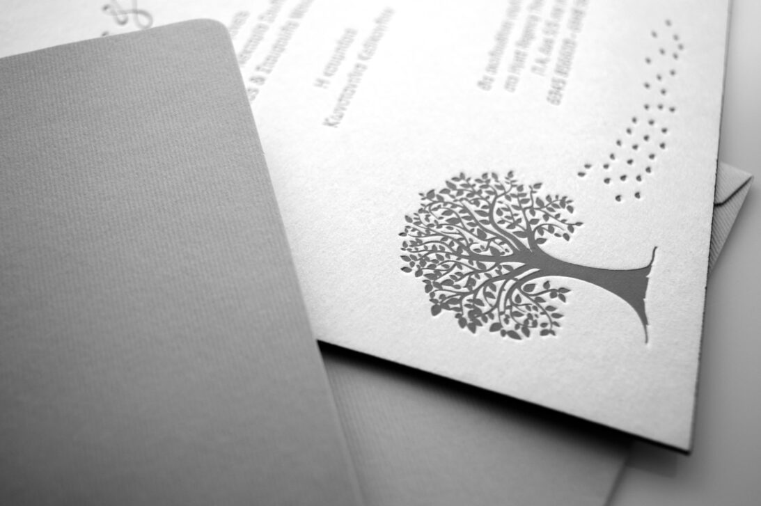 Προσκλητήριο Γάμου: Λεπτομέρεια Φάκελος γραμμωτός γκρι και Εκτύπωση Letterpress σε χαρτί βαμβακερό υπόλευκο_Κωδικός 5961