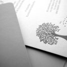 Προσκλητήριο Γάμου: Λεπτομέρεια Φάκελος γραμμωτός γκρι και Εκτύπωση Letterpress σε χαρτί βαμβακερό υπόλευκο_Κωδικός 5961