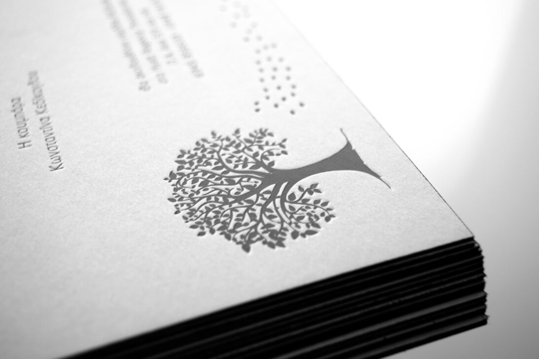Προσκλητήριο Γάμου: Λεπτομέρεια Εκτύπωση Letterpress σε χαρτί βαμβακερό υπόλευκο και εκτύπωση στο πλάι της κάρτας (σόκορο)_Κωδικός 5961