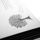 Προσκλητήριο Γάμου: Λεπτομέρεια Εκτύπωση Letterpress σε χαρτί βαμβακερό υπόλευκο και εκτύπωση στο πλάι της κάρτας (σόκορο)_Κωδικός 5961