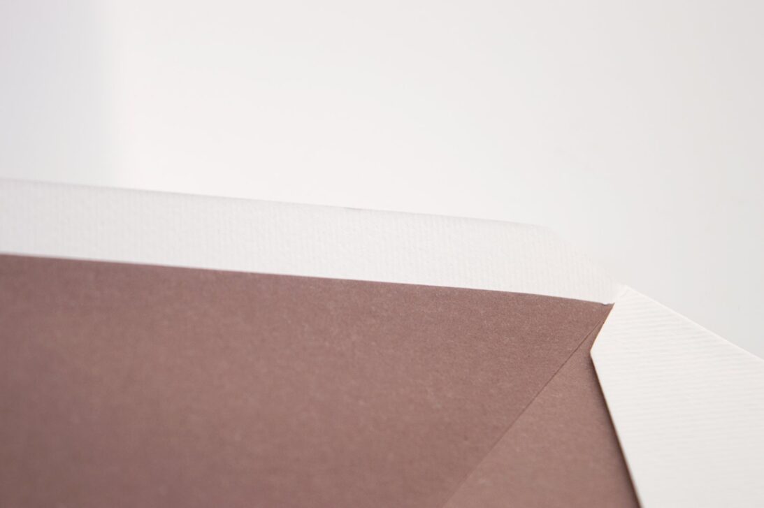Προσκλητήριο Γάμου: Λεπτομέρεια Φάκελος φόδρα σε χαρτί γκοφρέ γραμμωτό υπόλευκο & λείο πούρου 310 γραμ._Κωδικός 5967