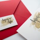 Λεπτομέρεια Φάκελος γκοφρέ (γραμμωτός) κόκκινος με καρτάκι και Κάρτα με θέμα χριστουγεννιάτικο χρυσό brush, glitter_Κωδικός 6138