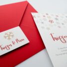 Λεπτομέρεια Χριστουγεννιάτικο Προσκλητήριο Γάμου: Φάκελος διάστασης 16x22 εκατ. σε χαρτί γκοφρέ (γραμμωτό) κόκκινος 170γραμ., καρτάκι και Κάρτα σε χαρτί γκοφρέ υπόλευκο με εκτύπωση μελάνι και θέμα χριστουγεννιάτικες πολύχρωμες νιφάδες_Κωδικός 6139