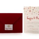 Χριστουγεννιάτικο Προσκλητήριο Γάμου: Φάκελος διάστασης 16x22 εκατ. σε χαρτί γκοφρέ (γραμμωτό) κόκκινος 170γραμ., καρτάκι 4,4x6 εκατ. και Κάρτα σε χαρτί γκοφρέ (γραμμωτό) υπόλευκο 250 γραμ. με εκτύπωση μελάνι και θέμα χριστουγεννιάτικες πολύχρωμες νιφάδες_Κωδικός 6139