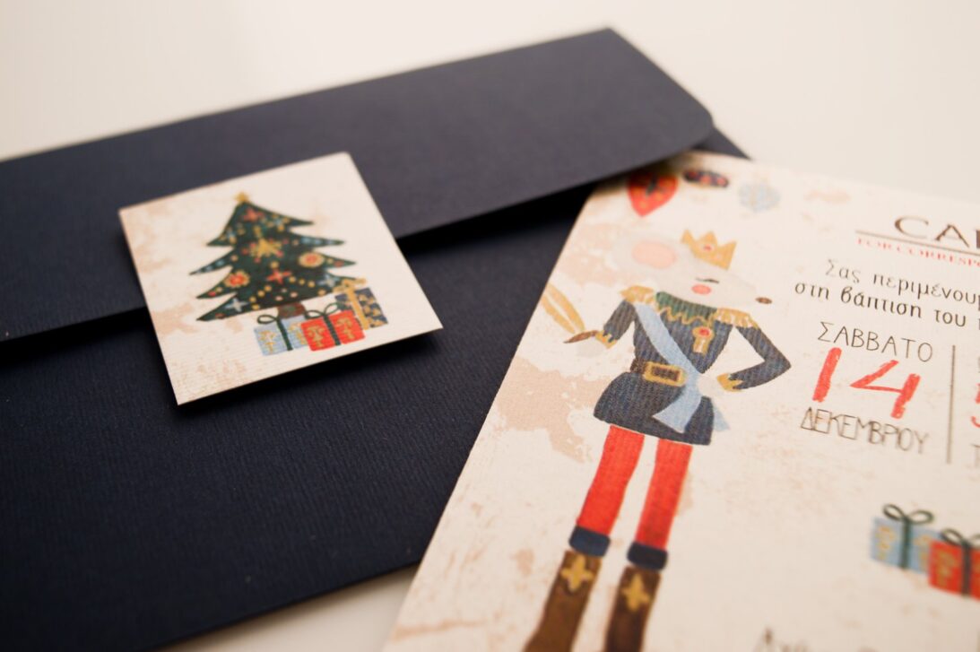 Λεπτομέρεια Χριστουγεννιάτικο Προσκλητήριο Βάπτισης: Φάκελος διάστασης 12,7x18,8 εκατ. σε χαρτί γκοφρέ (γραμμωτό) navy blue , καρτάκι 5x4εκατ. και Κάρτα με εκτύπωση μελάνι και θέμα στρατηγός ποντικός, μολυβένιος στρατιώτης, χριστουγεννιάτικο δέντρο, Χριστούγεννα