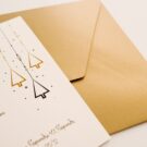 Λεπτομέρεια Προσκλητηρίου Γάμου: Φάκελος διάστασης 16,8x16,8 εκατ. σε χαρτί λείο μεταλλιζέ (περλέ) χρυσό 120 γραμ. και Κάρτα σε χαρτί λείο μεταλλιζέ (περλέ) υπόλευκο 250 γραμ. με εκτύπωση σε γκρι και χρυσό μελάνι και θέμα χριστουγεννιάτικο δέντρο_ΓΝΣ3094