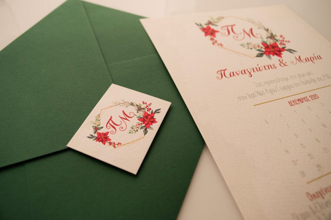 Λεπτομέρεια Προσκλητηρίου Γάμου: Φάκελος διάστασης 16x22 εκατ. σε χαρτί γκοφρέ (γραμμωτό) πράσινο 160γραμ., καρτάκι 4x5εκατ. και Κάρτα σε χαρτί γκοφρέ (μπιμπικωτό) λευκό 250 γραμ. με εκτύπωση μελάνι και θέμα ημερολόγιο, στεφάνι, αλεξανδρινό, Χριστούγεννα_Κωδικός: 3093