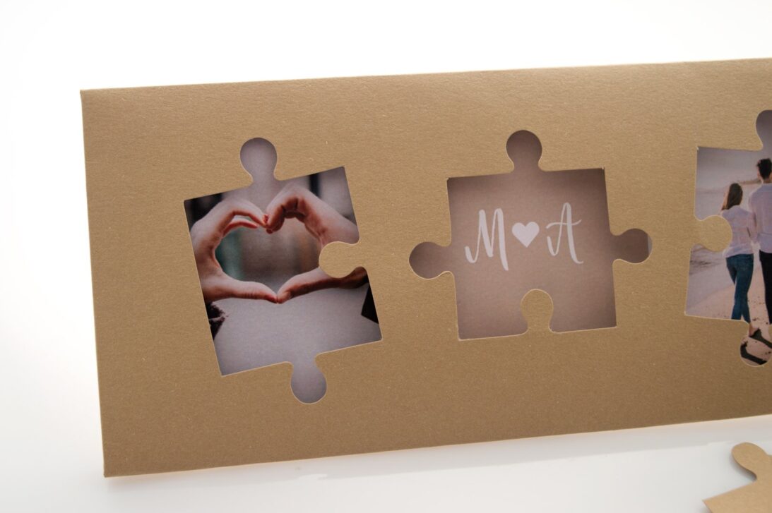 Προσκλητήριο Γάμου: Λεπτομέρεια Φάκελος κραφτ σε σχήμα puzzle και Κάρτα εκτύπωση με θέμα καρδιά, love και φωτογραφία ζευγαριού_Κωδικός 6101