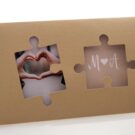 Προσκλητήριο Γάμου: Λεπτομέρεια Φάκελος κραφτ σε σχήμα puzzle και Κάρτα εκτύπωση με θέμα καρδιά, love και φωτογραφία ζευγαριού_Κωδικός 6101