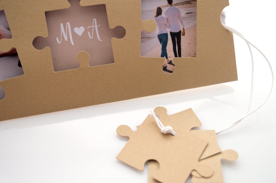 Προσκλητήριο Γάμου: Λεπτομέρεια Φάκελος κραφτ σε σχήμα puzzle και Κάρτα εκτύπωση με θέμα καρδιά, love και φωτογραφία ζευγαριού και κορδόνι κερωμένο λευκό με καρτάκι σε σχήμα puzzle (3 τεμάχια) για όνομα προσκεκλημένων_Κωδικός 6101