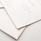 Προσκλητήριο Γάμου: Κάρτα με λεπτομέρεια εκτύπωσης βαθυτυπία (letterpress) θέμα φύλλα δέντρου ζωής χωρίς χρώμα_Κωδικός 6102