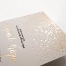 Λεπτομέρεια Προσκλητήριο Γάμου: Κάρτα βαμβακερή λευκή 1000 γραμ. με εκτύπωση βαθυτυπία (letterpress) σε χρώμα μαύρο (μαυροτυπία) και χρυσό (χρυσοτυπία) και θέμα χρυσή βροχή από δάκρυα και χρυσά polka dots_Κωδικός 6105