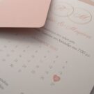 Προσκλητήριο Γάμου: Λεπτομέρεια Κάρτα οικολογικό (βελούδο) ματ λευκό με εκτύπωση μελάνι μαύρο και nude και με θέμα ημερολόγιο, βέρες και καρδιά_Κωδικός 6108