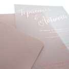 Προσκλητήριο Γάμου: Φάκελος οικολογικό nude και Κάρτα σε χαρτί πλαστικό ημιδιαφανές με εκτύπωση θερμοτυπία σε ροζ χρυσό (rose gold)_Κωδικός 6109