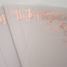 Προσκλητήριο Γάμου: Λεπτομέρεια Κάρτα σε χαρτί πλαστικό ημιδιαφανές με εκτύπωση θερμοτυπία σε ροζ χρυσό (rose gold)_Κωδικός 6109