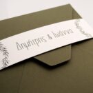 Προσκλητήριο Γάμου: Λεπτομέρεια Φάκελος διάστασης μπιμπικωτό λαδί σκούρο και Φάσα γραμμωτή υπόλευκη με θέμα στεφάνι από κλαδί και φύλλα ελιάς_Κωδικός 6110