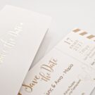 Προσκλητήριο Γάμου: Εισιτήριο – Φάκελος γραμμωτό υπόλευκο με εκτύπωση χρυσοτυπία Save the date και Κάρτα γραμμωτή υπόλευκη με θέμα εισιτήριο και save the date_Κωδικός 6111
