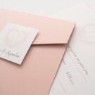 Προσκλητήριο Γάμου: Λεπτομέρεια Τρίπτυχο nude και εκτύπωση μελάνι σε Κάρτα και καρτάκι με χρώματα nude και μαύρο_Κωδικός 6112