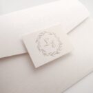 Προσκλητήριο Γάμου: Λεπτομέρεια Τρίπτυχο χαρτί δερματίνη (σχέδιο γραμμές) υπόλευκο και καρτάκι με θέμα στεφάνι από κλαδιά και μονογράμματα_Κωδικός 6115