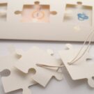 Προσκλητήριο Γάμου: Λεπτομέρεια κορδόνι κερωμένο ζαχαρί με καρτάκι σε σχήμα puzzle (3 τεμάχια) για όνομα προσκεκλημένων_Κωδικός 6116