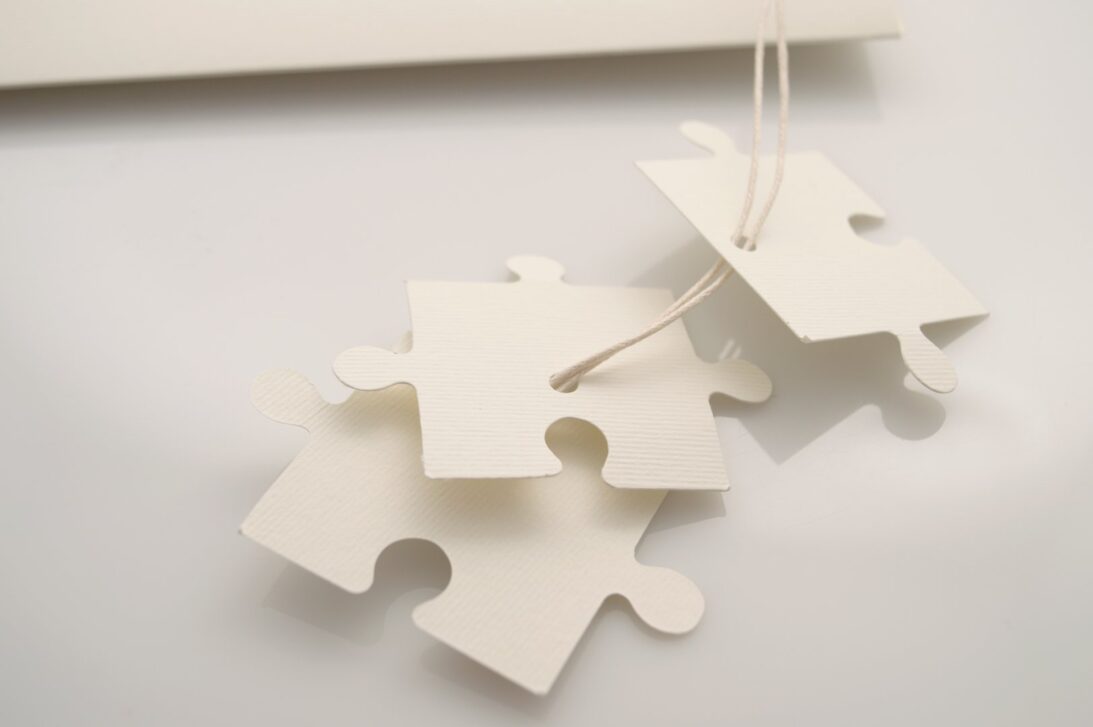 Προσκλητήριο Γάμου: Λεπτομέρεια κορδόνι κερωμένο ζαχαρί με καρτάκι σε σχήμα puzzle (3 τεμάχια) για όνομα προσκεκλημένων_Κωδικός 6117