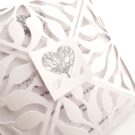 Προσκλητήριο Γάμου: Φάκελος τρυπητός Lasercut μεταλλιζέ λευκό και καρτάκι με θέμα δένδρο ζωής και καρδιά_Κωδικός 6120