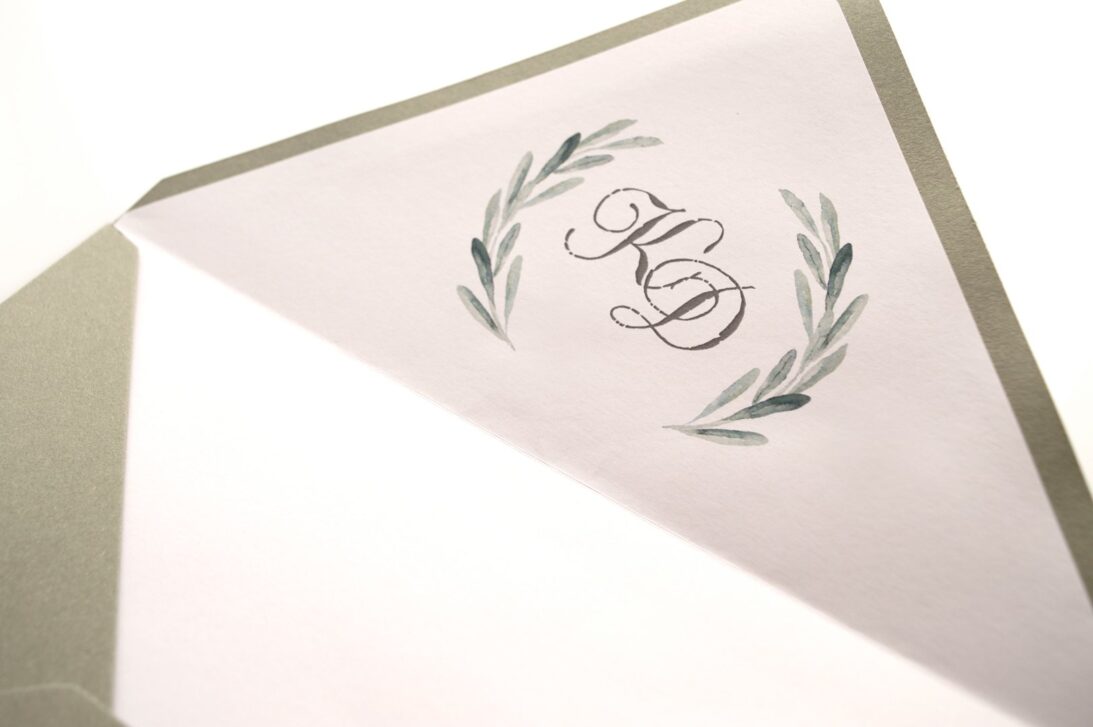 Προσκλητήριο Γάμου: Φάκελος λαδί ανοικτό με εσωτερική επένδυση φόδρας - λείο ματ λευκό με εκτυπωμένο θέμα κλαδιά ελιάς και μονογράμματα_Κωδικός 6121