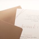 Προσκλητήριο Γάμου: Λεπτομέρεια Φάκελος οικολογικό σοκολατί και Κάρτα με εκτύπωση μελάνι γκρι και πούρου και θέμα γεωμετρικά σχήματα και γραμμές_Κωδικός 6122