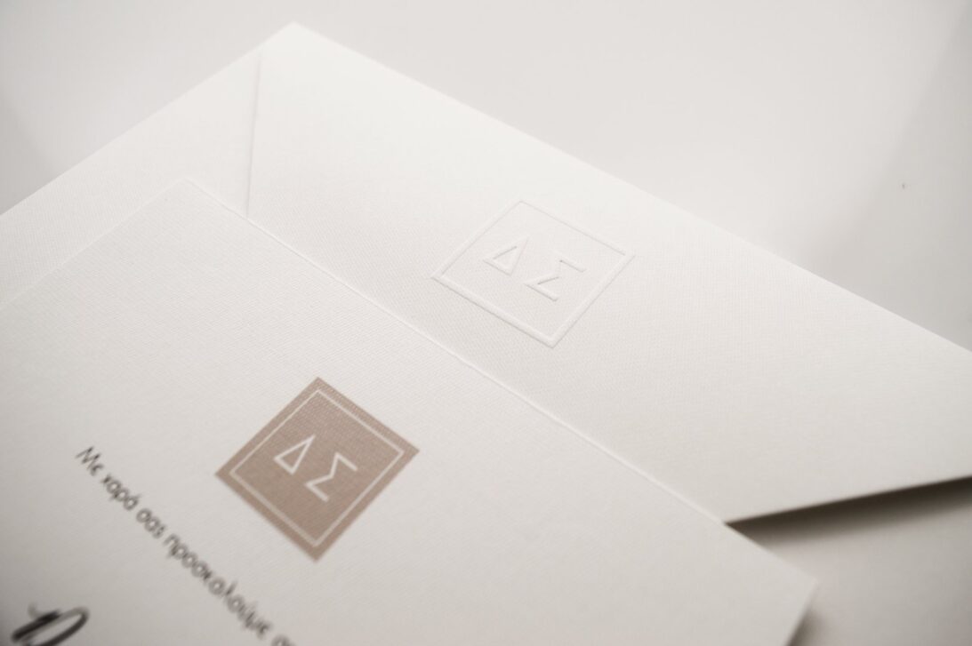 Προσκλητήριο Γάμου: Λεπτομέρεια Φάκελος κουκίδα λευκό με μονογράμματα γκοφρέ και λεπτομέρεια Κάρτας με εκτύπωση μονογράμματα σε μελάνι άμμου_Κωδικός 6126