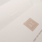 Προσκλητήριο Γάμου: Λεπτομέρεια Φάκελος κουκίδα λευκό με μονογράμματα γκοφρέ και λεπτομέρεια Κάρτας κουκκίδα λευκή με εκτύπωση μονογράμματα σε μελάνι άμμου_Κωδικός 6126