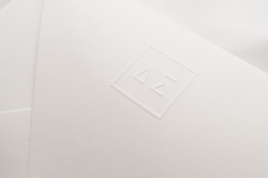 Προσκλητήριο Γάμου: Λεπτομέρεια Φάκελος κουκκίδα λευκό με μονογράμματα γκοφρέ_Κωδικός 6126