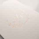 Προσκλητήριο Γάμου: Λεπτομέρεια Φάκελος μπιμπικωτός λευκός με θερμοτυπία ροζ χρυσό και θέμα κλαδιά / στεφάνι και μονογράμματα_Κωδικός 6129